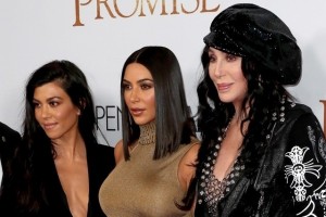 Kim i Kourtney Kardashian na premijeri fima pozirale sa Cher