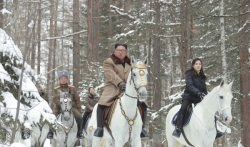 Kim na belom konju na vrhu svete planine, kao i uvek pred velike odluke