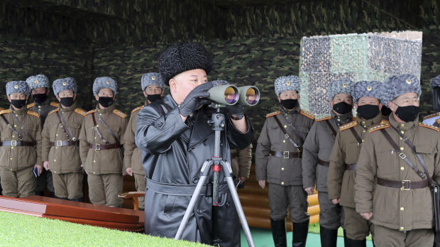 Kim nadgledao vojne vežbe, sastanak politbiroa o koronavirusu