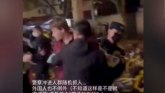 Kina, kovid mere i protesti: Policija pretukla i pritvorila BBC novinara tokom demonstracija protiv kovid mera