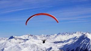 Kineskog paraglajdera iznenada usisali oblaci, jedva preživeo na visini od 8.500 metara (VIDEO)