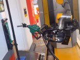 Kinezi napravili robota koji sipa benzin umesto vas VIDEO