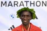 Kipčoge rekordni peti put pobedio na maratonskoj trci u Berlinu