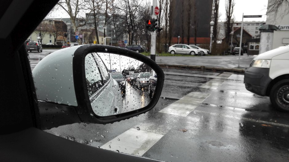 Kiša i dalje stvara probleme u saobraćaju