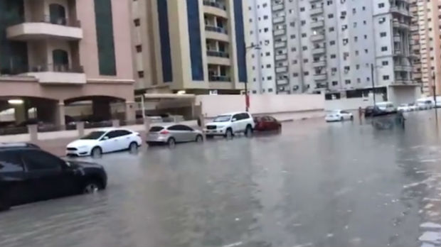 Kiša potopila Dubai – putevi pod vodom, otkazani letovi