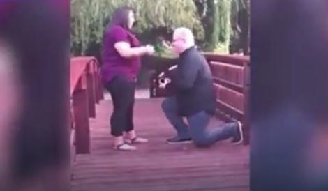 Kleknuo da je zaprosi, a onda je usledila neočekivana drama (VIDEO)