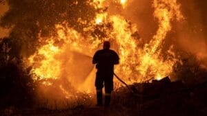 Klimatske promene i Grčka: Na ostrvu Evija sve gore, vetar otežava posao vatrogascima