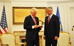 
					Klinton: Kosovo zaslužuje da bude član EU i NATO-a 
					
									