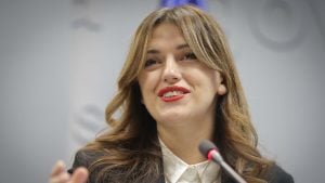 Ko je Aljbuljena Hadžiju, bivša ministarka koja je „kamen spoticanja“ kosovskog parlamentarizma?