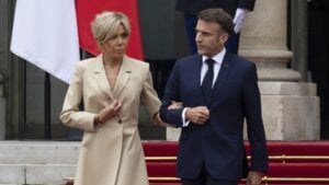 Ko je Brižit Makron koja (ni)je ošamarila supruga, predsednika Francuske?