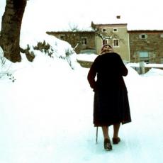 Ko je bakica koja crta srce štapom u snegu? Ovo je prava istina koja se krije iza najlepše praznične fotografije Beograda (FOTO)