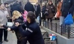 Ko je koga prvi udario? NOVA fotografija pesničenja između komunalne milicajke i prodavačice izazvala polemiku na mrežama (VIDEO)