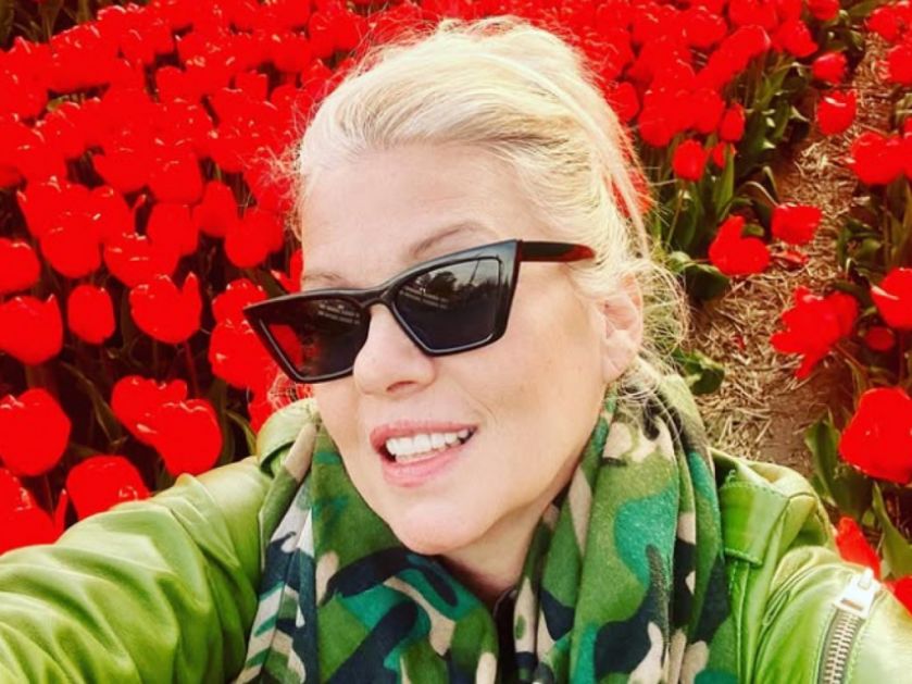 Ko je misteriozni muškarac koji bivšoj ženi Jovana Memedovića poklanja cveće?