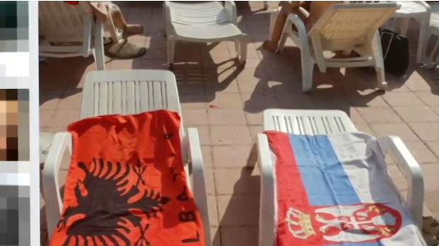 Ko na beogradski bazen nosi peškir sa albanskom zastavom