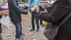 „Kod Šabana si imao sve“: Bubnjar „kralja narodne muzike“ u redu za obrok koji obezbeđuje Solidarna kuhinja
