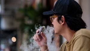 Kokičasta pluća kao posledica vejpovanja: Pulmološkinja upozorava na opasnosti od elektronskih cigareta