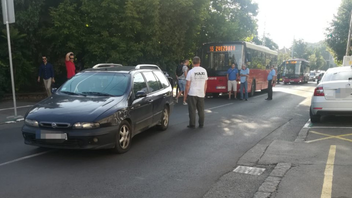 Kolaps u Gospodara Vučića: ULICA BLOKIRNA zbog sudara, putnici izjurili iz autobusa... (FOTO)