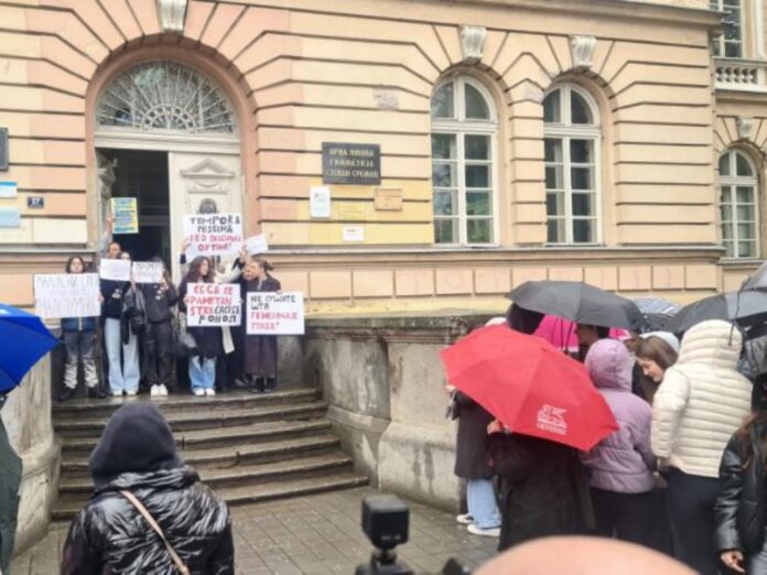 Kolektiv „Sremca“ traži smenu v. d. direktora zbog nastupa u emisiji, bojkot i protest gimnazijalaca na Dan škole