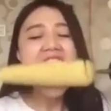 Koliko moraš biti lud? Nabila je kukuruz na bušilicu u želji da jede, pa SEBI UNIŠTILA GLAVU (VIDEO)