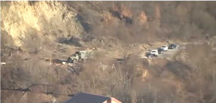 Kolona Kforovih vozila na severu Kosova, nose opremu za blokade
