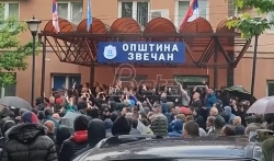 Komandant Kfor zatražio od predsednika SL Rakića da se udalje demonstranti ispred opštine Zvečan