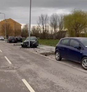 Kombi udario u nekoliko parkiranih automobila (VIDEO)