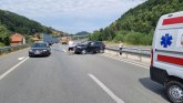 Kombi završio prevrnut nasred kolovoza: Saobraćajna nezgoda na auto-putu Miloš Veliki FOTO