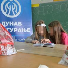 Kompanija Dunav obradovala školarce u Mečkovcu paketićima