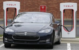 
					Kompanija Tesla postavlja u tržnim centrima punjače za elektro-automobile 
					
									