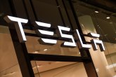 Kompanija Tesla produžila prinudne odmore radnicima