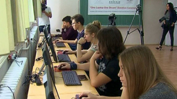 Kompjuteri na poklon leskovačkim gimnazijalcima