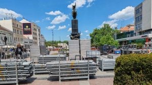 Komunalna milicija naložila uklanjanje bine postavljene za Vučićev Svenarodni sabor