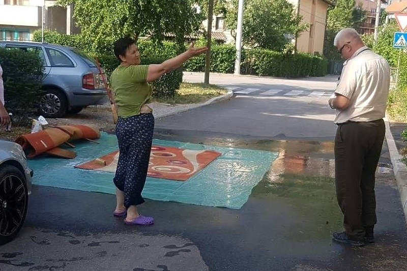Komunalni redari kaznili ženu u Hrasnici zbog pranja ćilima na ulici