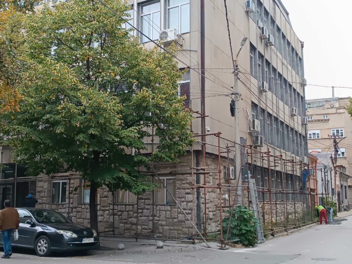 Konačno skidaju skele na zgradi „socijalnog“ u Nišu postavljene pre 4 godine