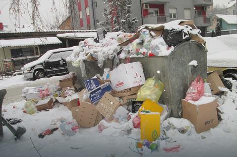 Kontejneri u Loznici prepuni smeća zbog leda
