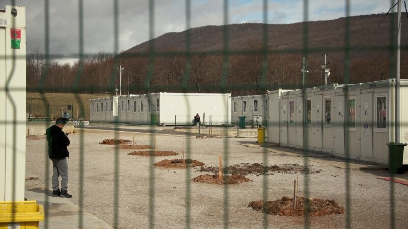 Kontejneri za sigurnosnu provjeru nikli u migrantskom kampu Lipa