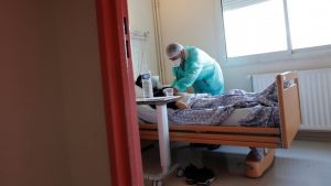 Korona virus: Drastičan skok broja zaraženih u Srbiji, vanredno stanje u Francuskoj, dugi Kovid izaziva trajne probleme