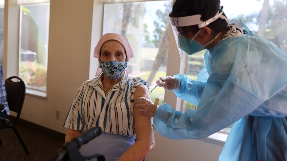 Korona virus: Kineska vakcina stigla u Srbiju, usporena isporuka Fajzerovih injekcija EU