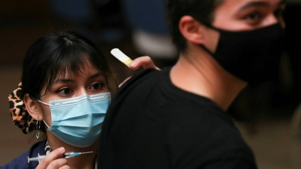 Korona virus: Mladi u Srbiji se nedovoljno imunizuju – kažu stručnjaci, u Kini odobrena vakcina Sinofarm za decu stariju od 3 godine