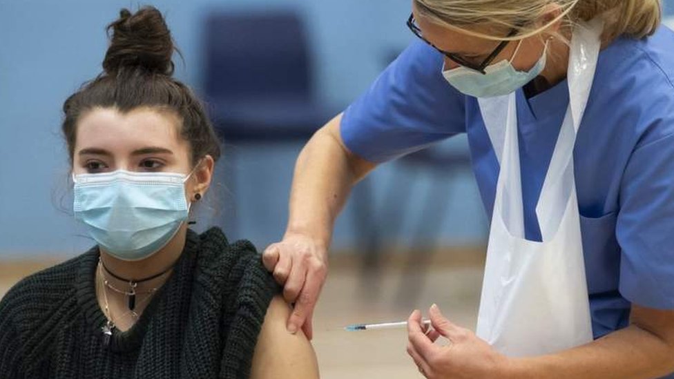 Korona virus: Smanjen broj pregleda i broja novozaraženih u Srbiji, EU razmatra uvođenje obavezne vakcinacije, SZO veruje da će vakcine štititi i od novog soja