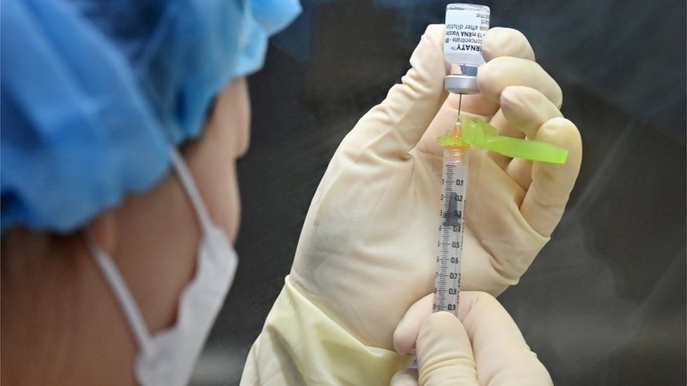 Korona virus: Test iz pljuvačke uskoro u apotekama u Srbiji, Fajzer testira vakcinu za decu mlađu od 12 godina