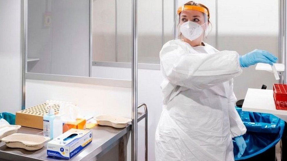 Korona virus: U Srbiji 21 preminuli, počela vakcinacija dobrovoljno prijavljenih, novi sojevi brinu naučnike