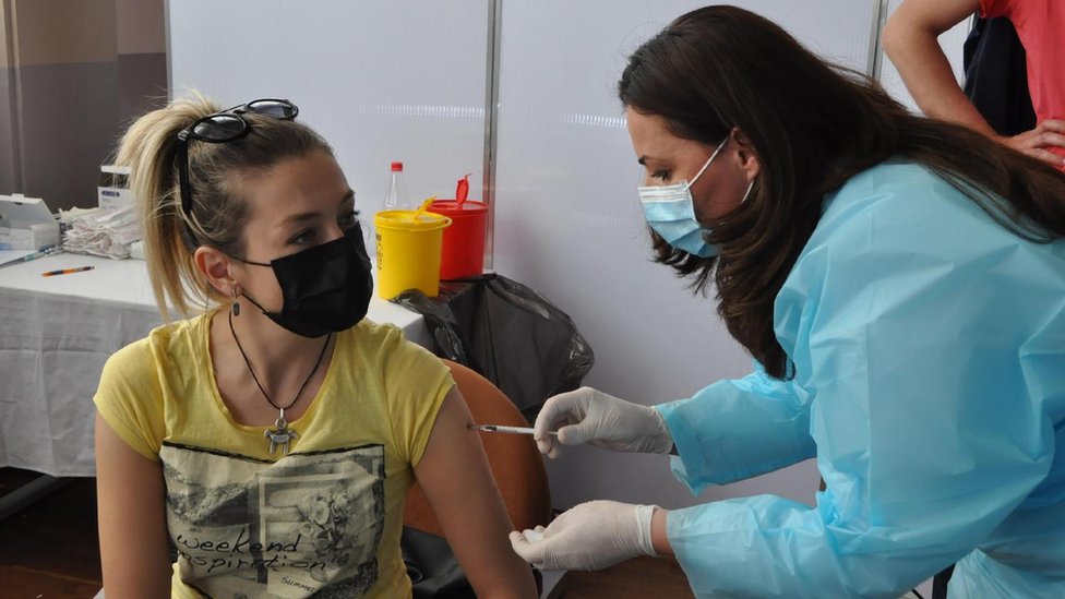 Korona virus: U Srbiji imunizovano 30 odsto punoletnih ljudi, Austrija nabavlja milion doza ruske vakcine Sputnjik