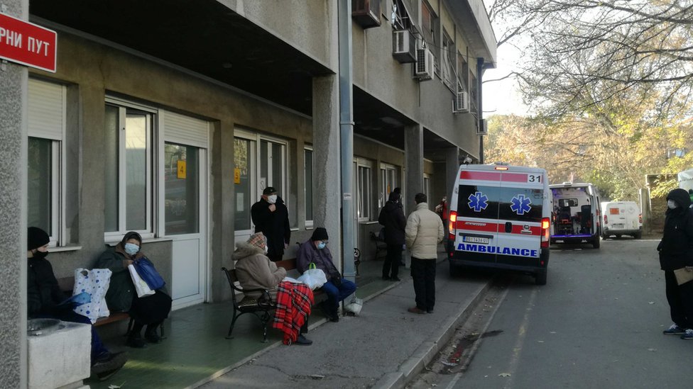 Korona virus: U Srbiji još 61 preminuli, Fajzer i Biontek traže registraciju vakcine, evropske zemlje pooštravaju mere