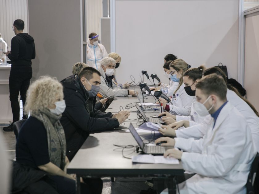 Korona virus: U Srbiji preminulo još 16 ljudi, moguće pooštravanje mera, počela vakcinacija u delu Bosne