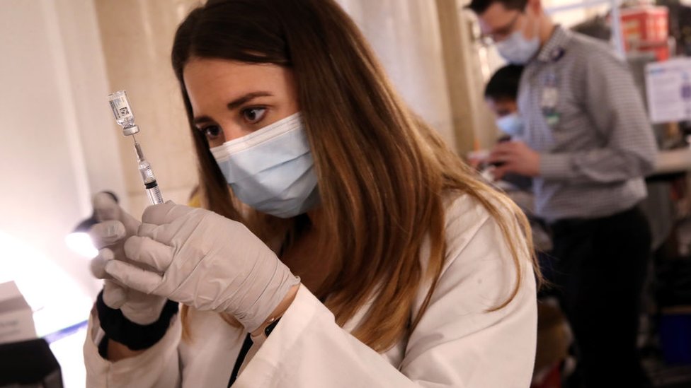 Korona virus: U Srbiji preminulo još 35 ljudi, nekoliko zemalja zaustavilo upotrebu Džonson&Džonson vakcine