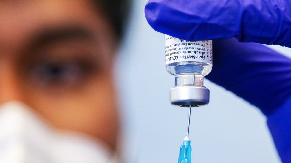 Korona virus: U Srbiji u bolnicama skoro 6.000 ljudi, veliki deo mladih u Engleskoj spreman da se vakciniše