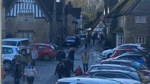 Korona virus, Velika Britanija i turizam: U selu gde je snimljen Hari Poter gužva kao da je letnja sezona