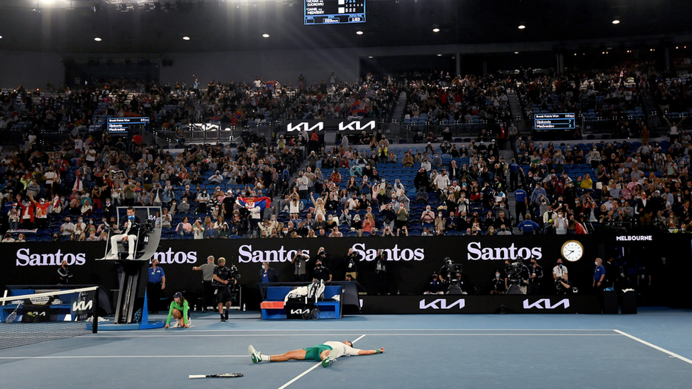 Korona virus i Australijen open: Zašto su gledaoci teniskog finala u Melburnu zviždali na pomen vakcina