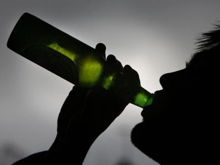 Korona virus i alkoholna pića: Za neke ljude čini se da je alkohol odgovor na borbu sa izolacijom“